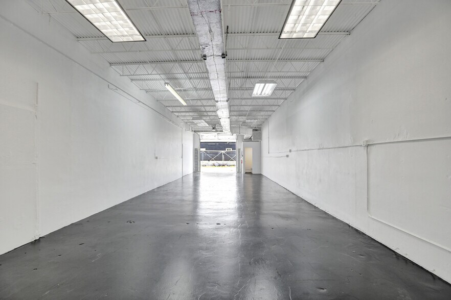 More Photos Of 3930-3948 NE 5th Ave, Oakland Park Warehouse For Lease