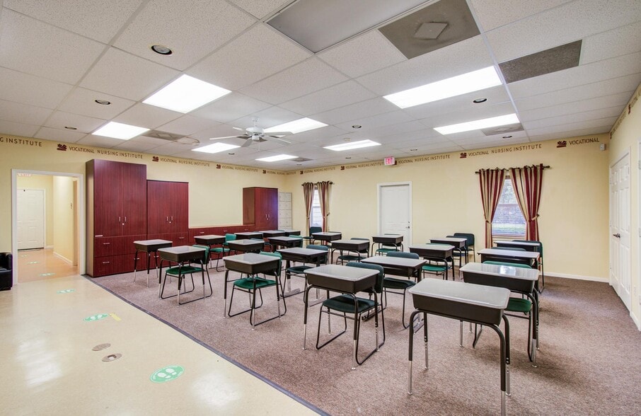 More Photos Of 11201 Steeplepark Dr, Houston Office Residential For Sale