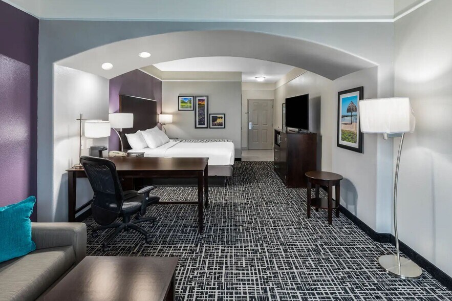 More Photos Of 910 State Highway 35 N, Port Lavaca Hotel For Sale