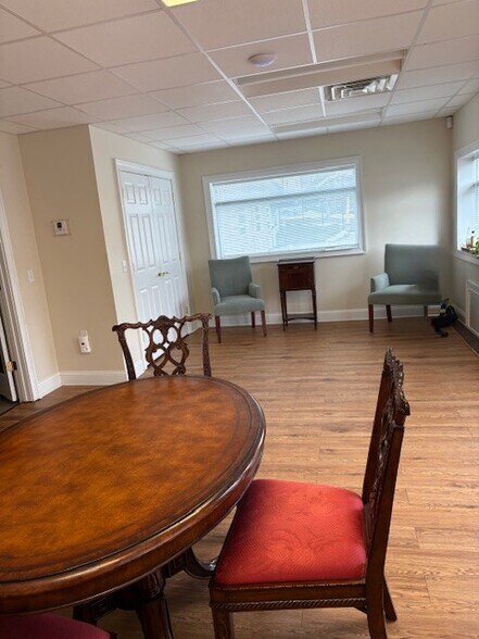 More Photos Of 418 Roosevelt Dr, Derby General Retail For Lease