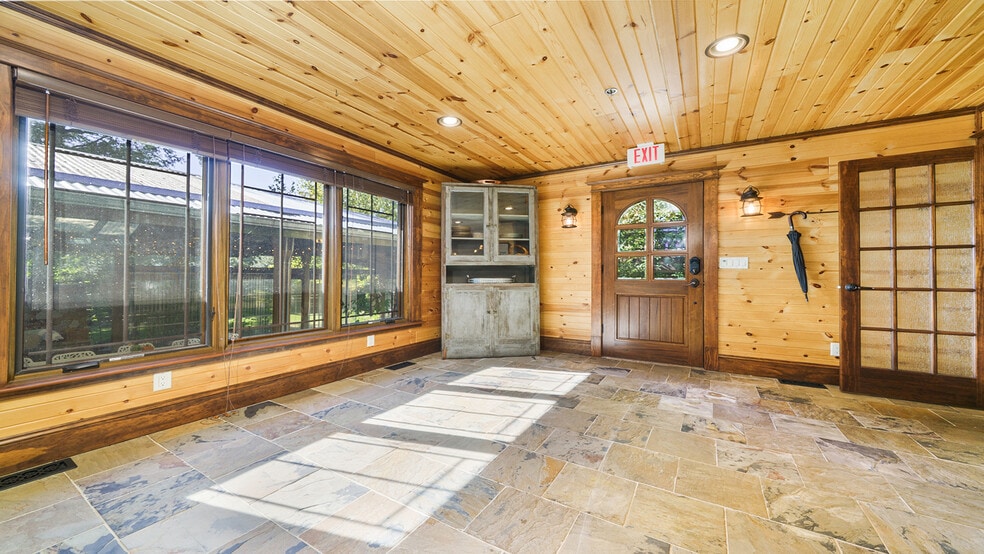 More Photos Of 409 N State St, Franklin Grove Hotel For Sale