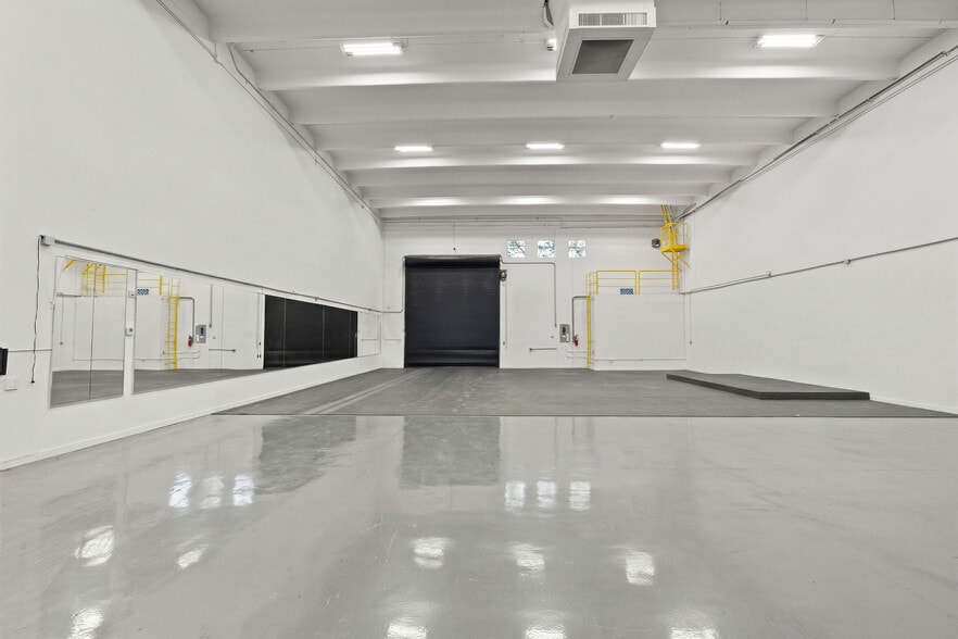 More Photos Of 335 Ne 61st St, Miami Flex For Lease