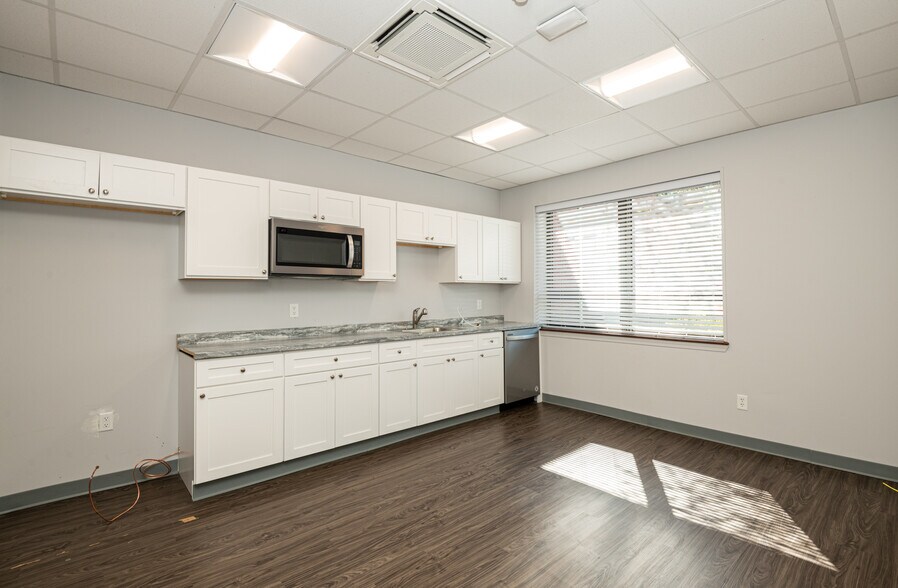 More Photos Of 591 North Ave, Wakefield Unknown For Lease