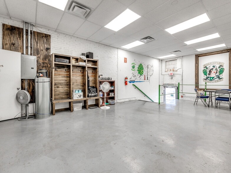 More Photos Of 212 W Main St, Shawnee Storefront Retail Office For Lease