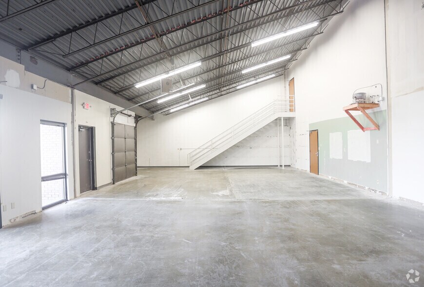 More Photos Of 2431 Directors Row, Indianapolis Office For Lease