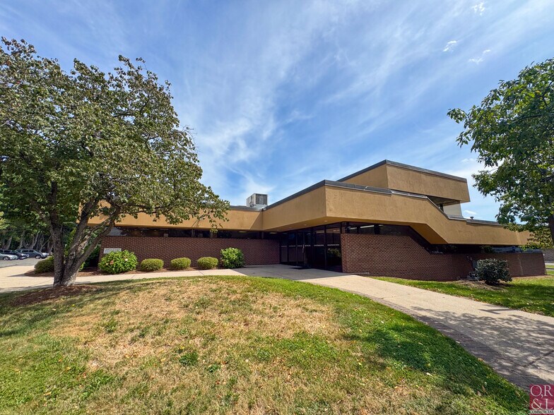 More Photos Of 15 Palomba Dr, Enfield Medical For Sale