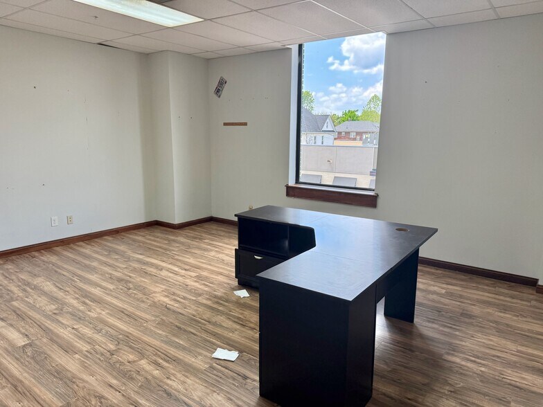 More Photos Of 641 Lincoln Way W, Massillon Showroom For Lease
