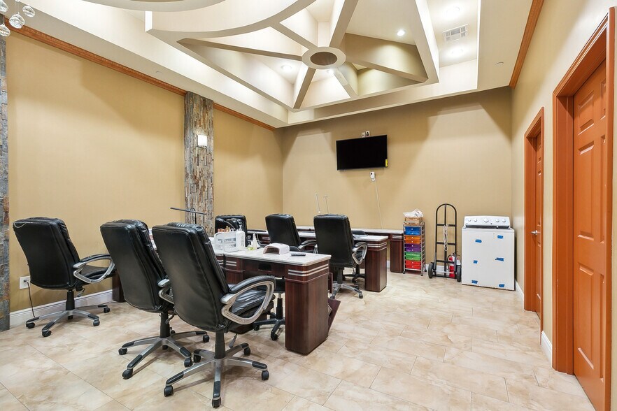 More Photos Of 3908 Veterans Memorial Blvd, Metairie General Retail For Sale