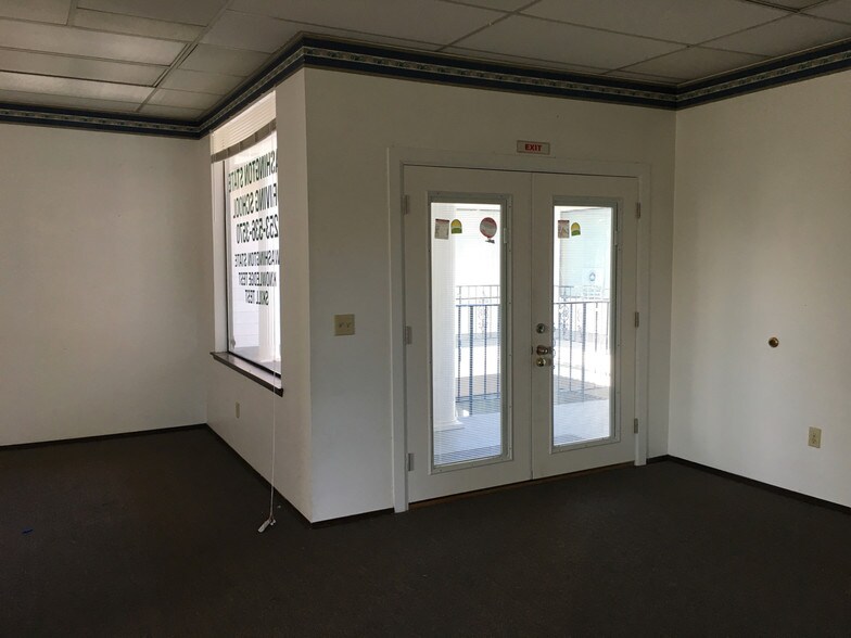 More Photos Of 8833 Pacific Ave, Tacoma Office For Sale