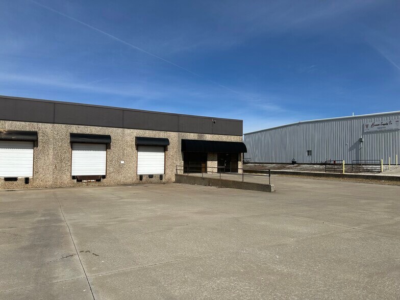 More Photos Of 3065 E Elm St, Springfield Light Manufacturing For Lease