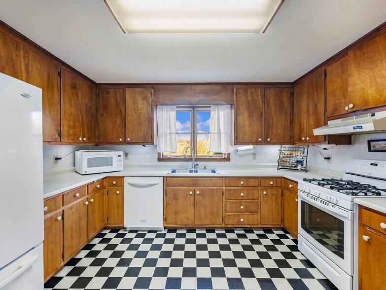 More Photos Of 849 Blacksnake Rd, Mount Airy Light Distribution For Sale