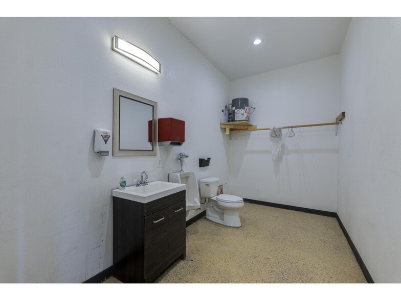 More Photos Of 1612 Shenandoah Dr, Cedar Park Warehouse For Sale