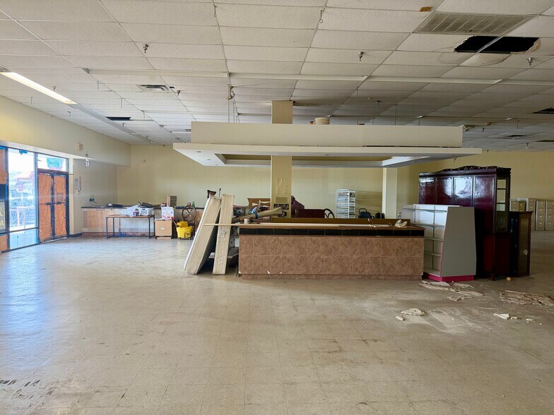 More Photos Of 5068 W Colonial Dr, Orlando Storefront For Sale