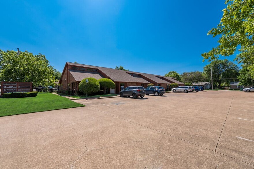 More Photos Of 376 W Main St, Lewisville Medical For Sale