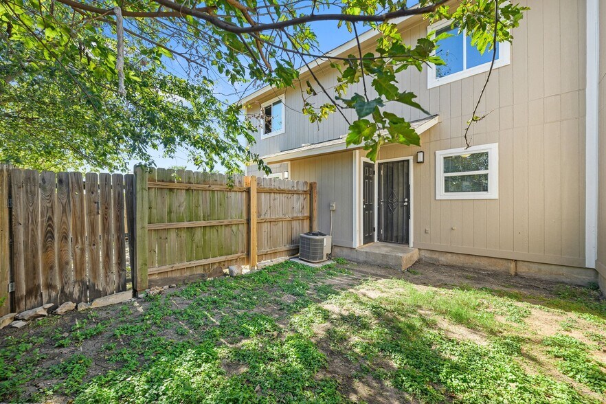 More Photos Of 6913 Wentworth Dr, Austin Multifamily For Sale