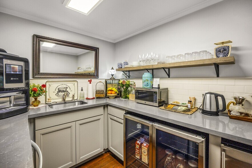 More Photos Of 240 E California St, Jacksonville Hotel For Sale