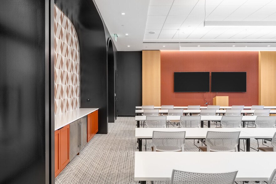 More Photos Of 14643 N Dallas Pky, Dallas Office For Lease