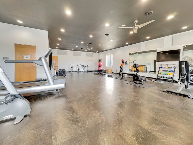 More Photos Of 808 4th St NE, Hampton Office For Sale