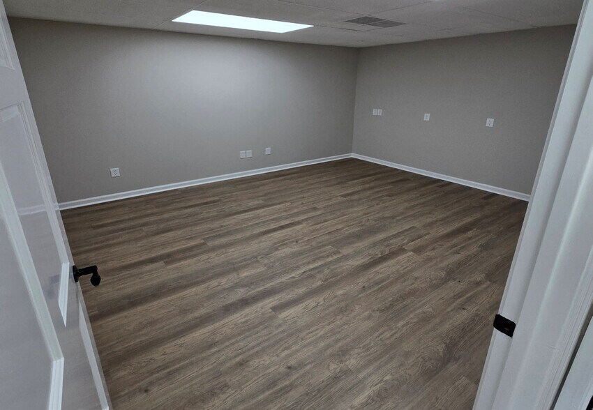 More Photos Of 2185 Storage Rd, Sumter Light Manufacturing For Sale