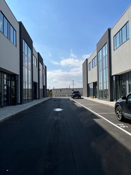 More Photos Of 5266 Solar Dr, Mississauga Manufacturing For Lease