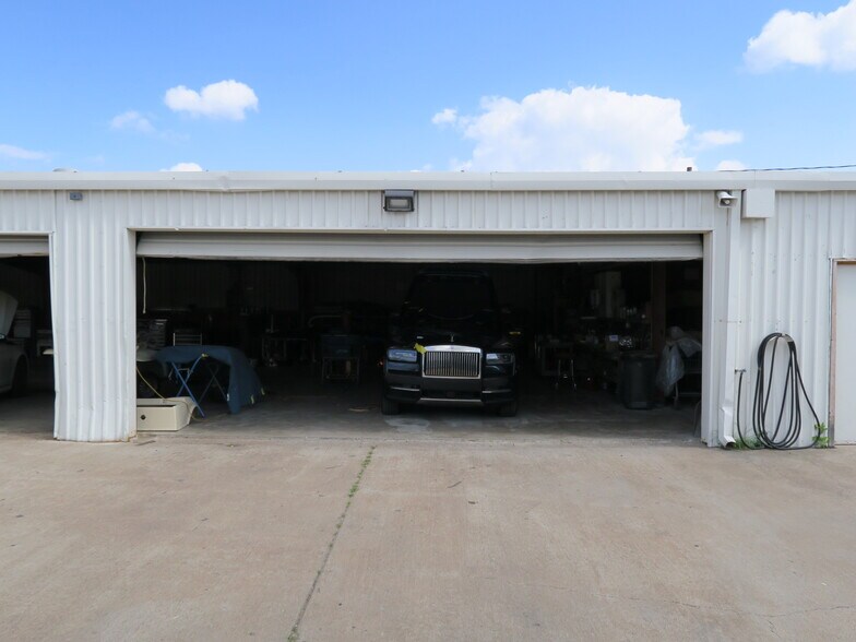 More Photos Of 5610-5613 Southwest Fwy, Houston Flex For Lease