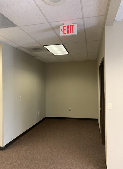 More Photos Of 444 Executive Center Blvd, El Paso Office For Lease