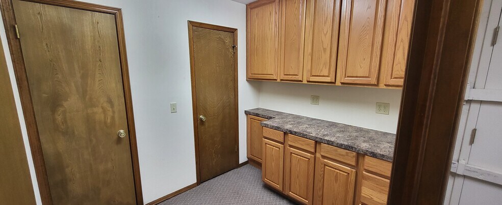 More Photos Of 813 E Darrow St, Shawnee Office For Lease