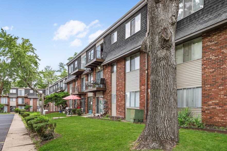 More Photos Of 400 N Oakland Ave, Carbondale Apartments For Sale