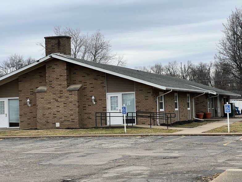 More Photos Of 1450 Luther Sq, Evansville Apartments For Sale