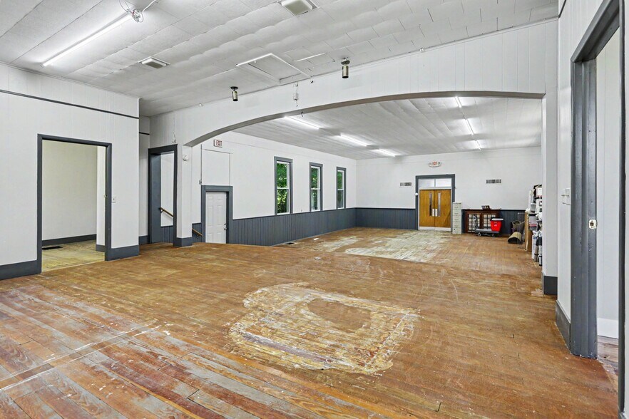 More Photos Of 9030 Columbus Rd, Mount Vernon Religious Facility For Lease