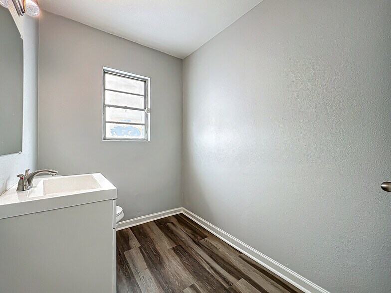 More Photos Of 1976 W Fairbanks Ave, Winter Park General Retail For Sale