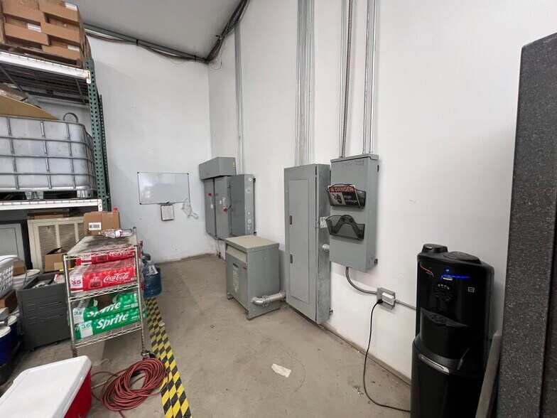 More Photos Of 426 Rose Garden Dr, McKinney Warehouse For Lease