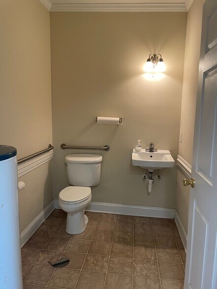 More Photos Of 1601 W Vernon Ave, Kinston Office For Lease