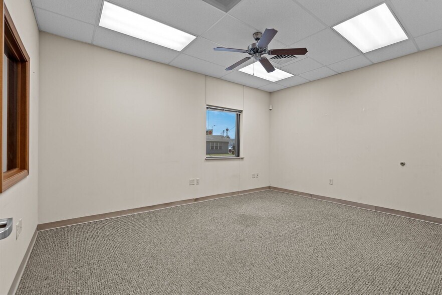 More Photos Of 311 N Waverly Ave, Springfield Warehouse For Lease