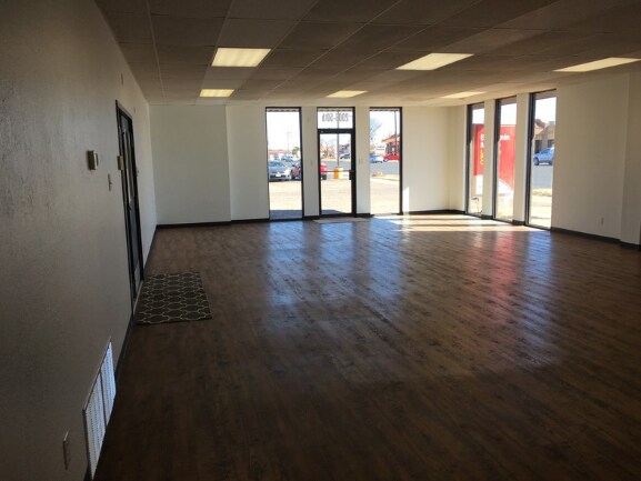 More Photos Of 2006 50th St, Lubbock Flex For Lease