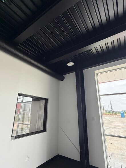 More Photos Of 16313 North Fwy, Houston Distribution For Lease