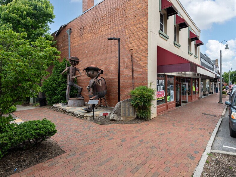 More Photos Of 101 N Main St, Waynesville General Retail For Sale