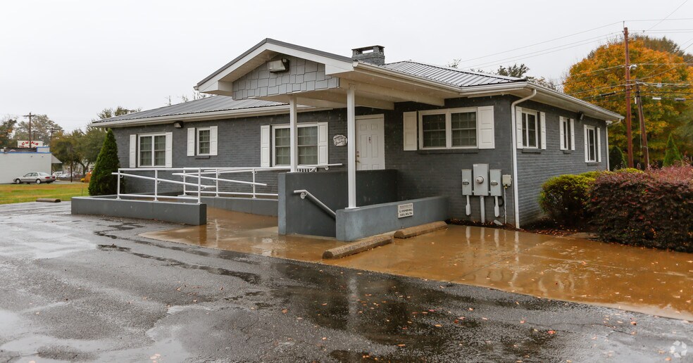 More Photos Of 492 W Main St, Forest City Freestanding For Sale