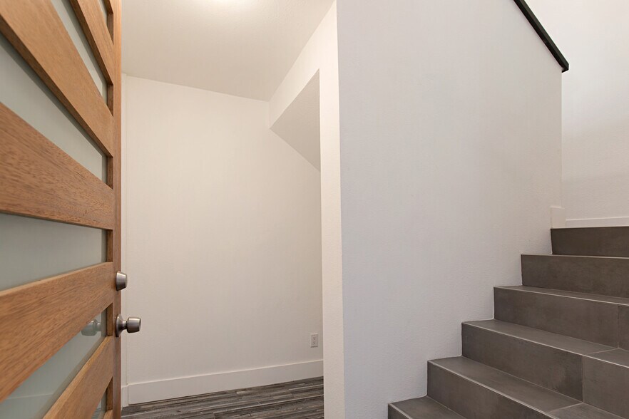 More Photos Of 2212 W Oceanfront, Newport Beach Multifamily For Sale