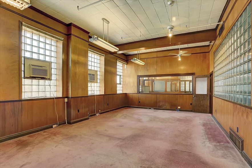 More Photos Of 701 E Hay St, York Warehouse For Lease