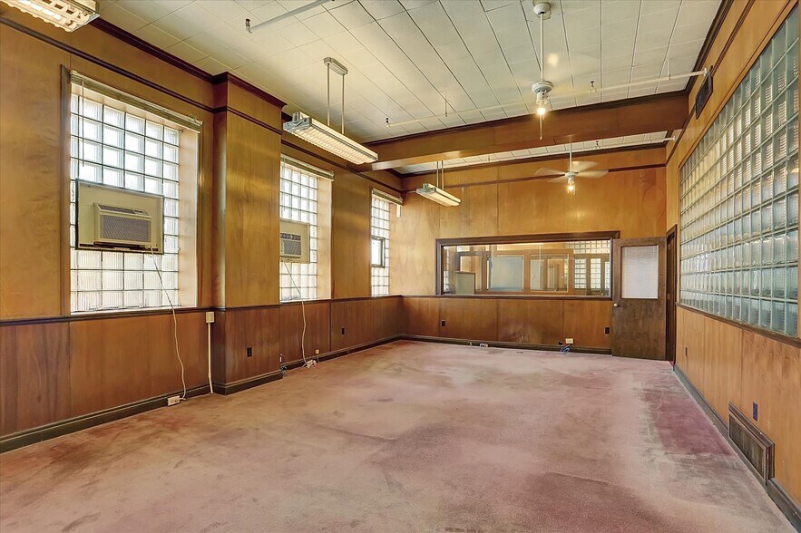 More Photos Of 701 E Hay St, York Warehouse For Lease