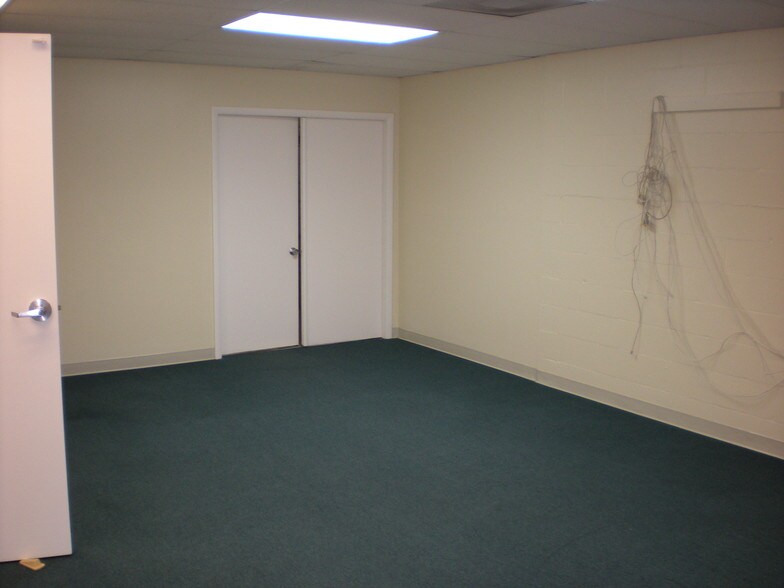 More Photos Of 6808-6832 Hanging Moss Rd, Orlando Showroom For Lease