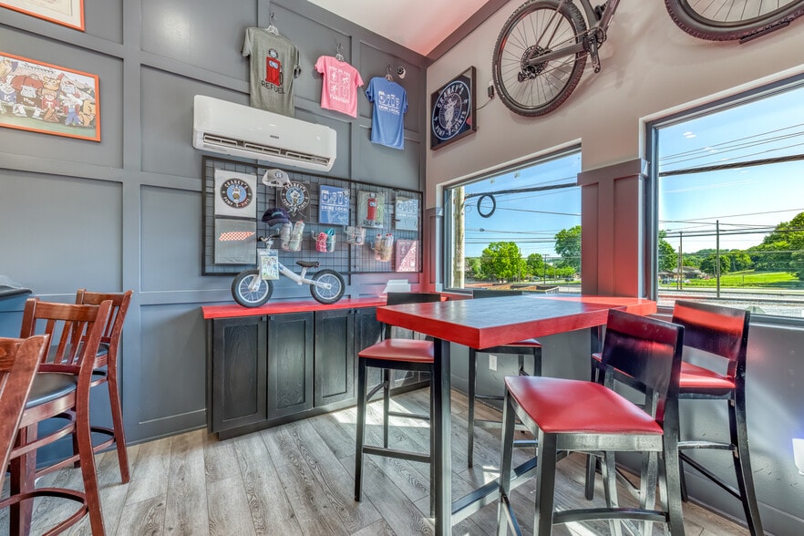 More Photos Of 640 E Maple St, Johnson City Bar For Sale