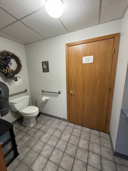 More Photos Of 3014 Leechburg Rd, New Kensington Office For Lease