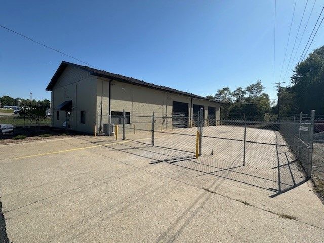 More Photos Of 238 Globe St, Radcliff Distribution For Lease