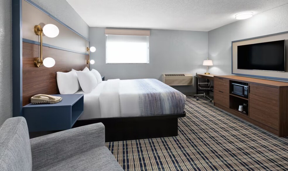 More Photos Of 2210 West St S, Grinnell Hotel For Sale
