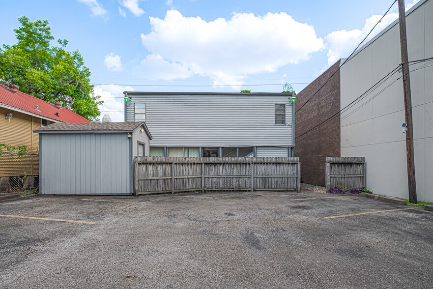 More Photos Of 1914 N Memorial Way, Houston Office For Lease