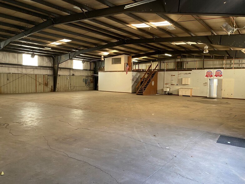 More Photos Of 665 Dawson Dr, Newark Showroom For Lease