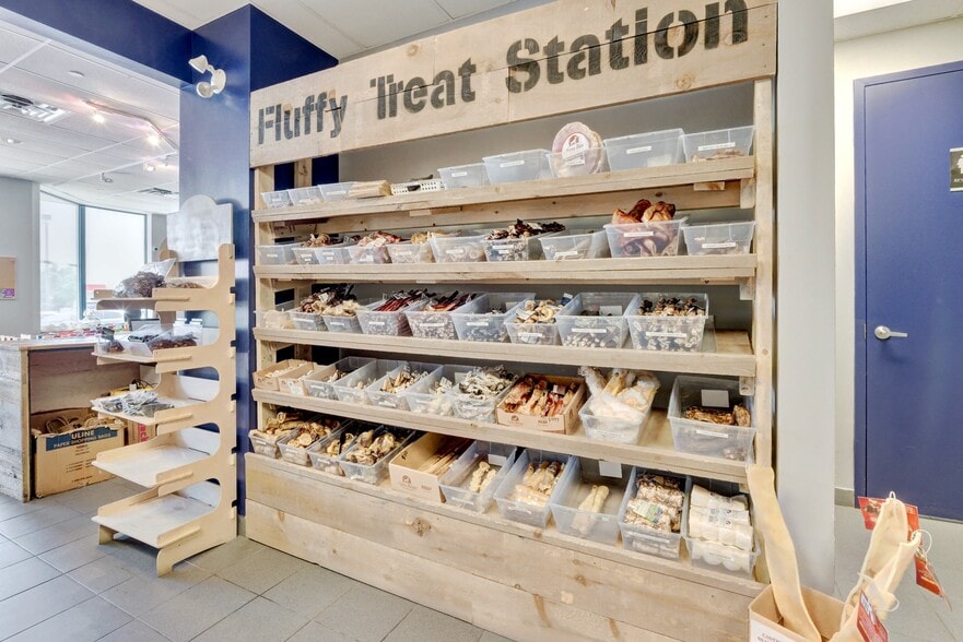 More Photos Of 3145 Dundas St W, Mississauga Storefront Retail Office For Lease