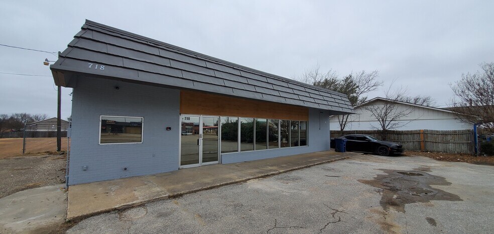 More Photos Of 718 E Main St, Allen Freestanding For Lease